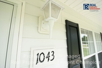 Building Photo - 1043 Shirley Dr