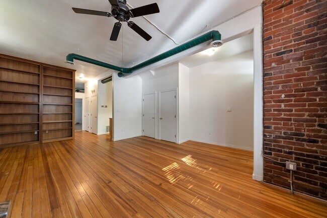 Foto del edificio - Beautiful Row Home Style Condo Central Den...