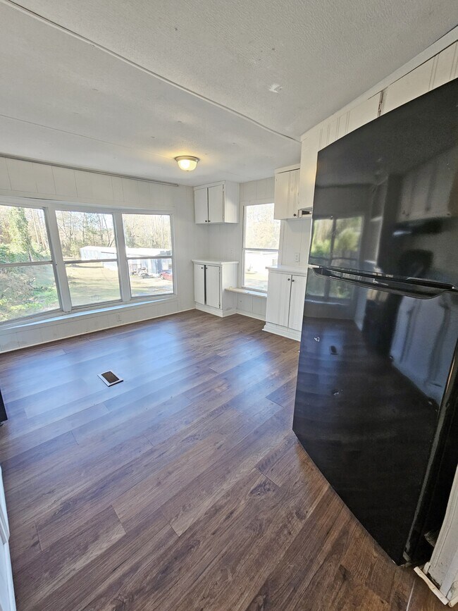 Foto del edificio - 412 McElhaney Rd