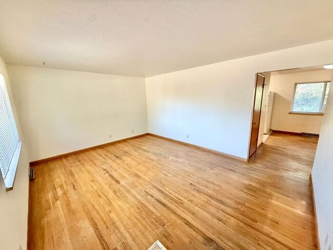 Building Photo - Spacious 3 Bedroom, 1.5 Bathroom Home in G...