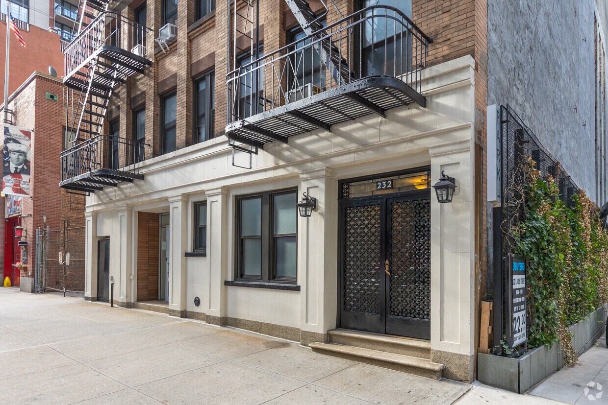 Building Photo - 232 E 40th St