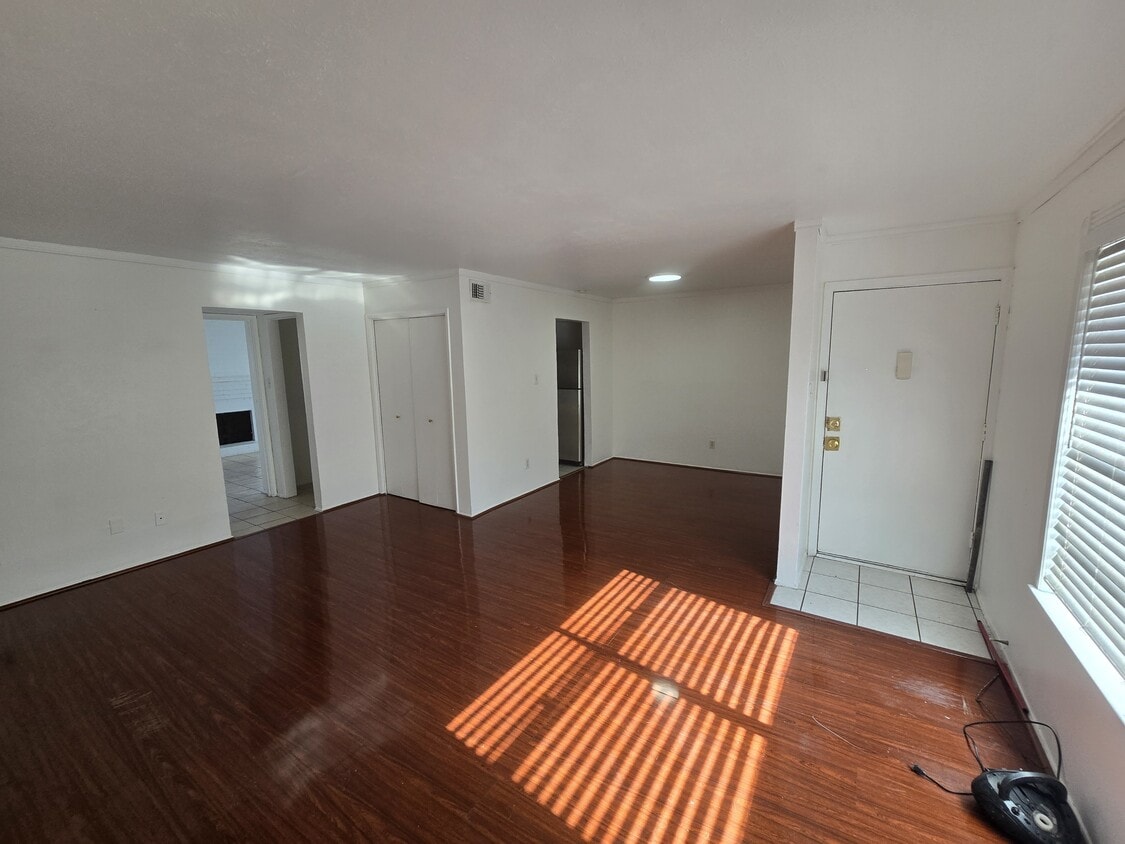 Building Photo - 8071 Meadow Park Dr