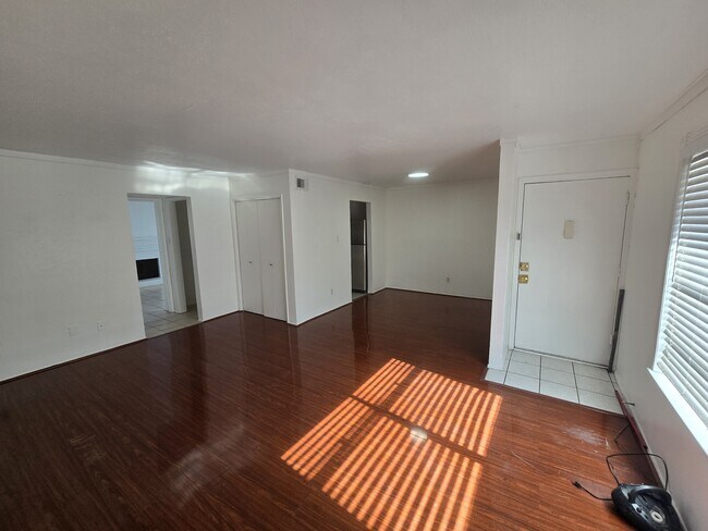 Foto del edificio - 8071 Meadow Park Dr