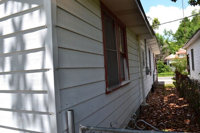 Building Photo - 859 Thomas Street