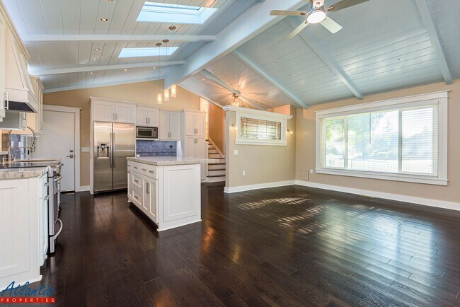 Foto del edificio - Gorgeous Home | Remodeled | Desirable Location