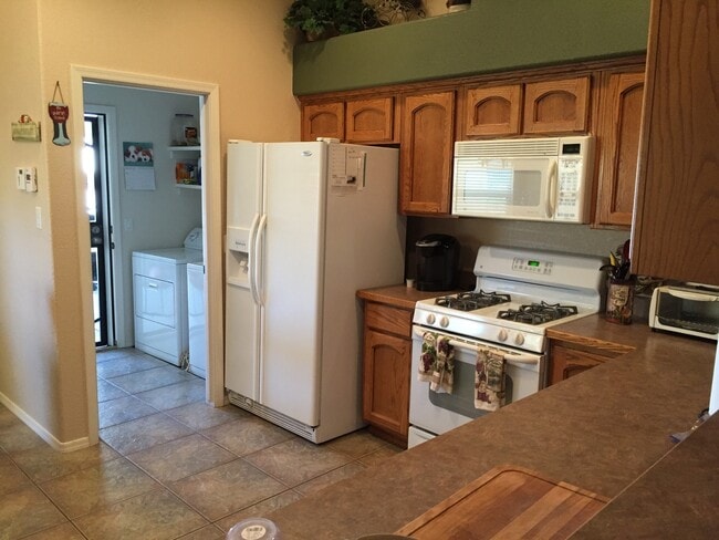 Building Photo - YUMA EAST ESTATES POOL HOME!