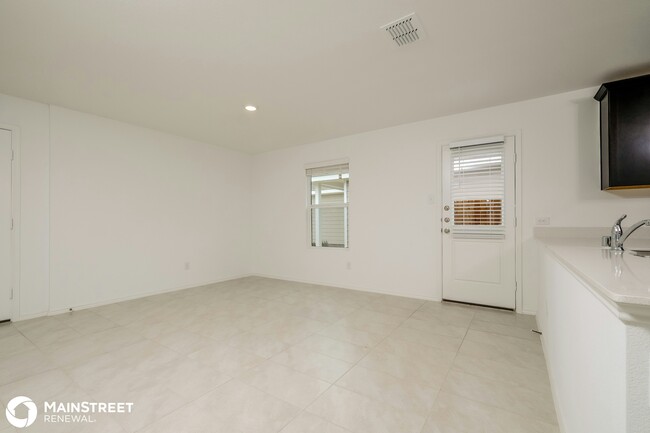 Foto del edificio - 5801 Rockrose Ln