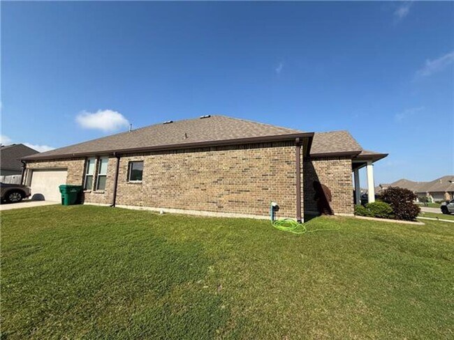 Building Photo - Welcome home to this **beautiful 4-bedroom, 2-bath rental