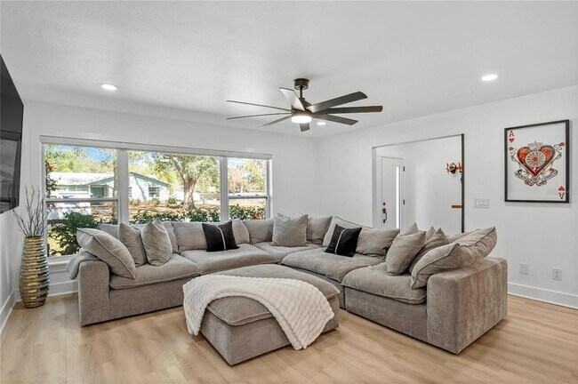 Building Photo - 2350 Sherbrooke Rd