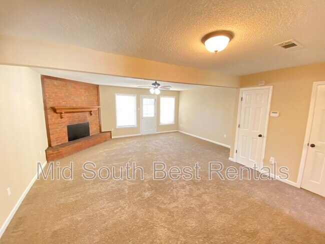 Foto del edificio - 5568 Blossom Ln