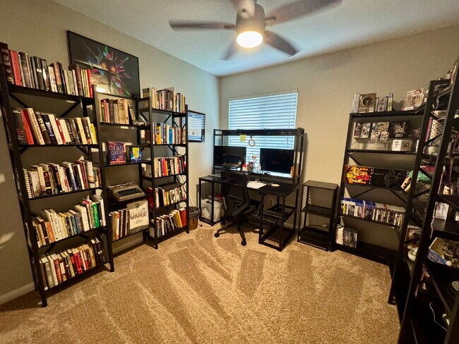 Foto del edificio - 3-bed 2-bath 2-car garage with screened in porch & backyard shed in Riverside Grove cul-de-sac.