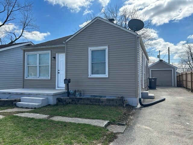 Building Photo - 1747 E Legrande Ave
