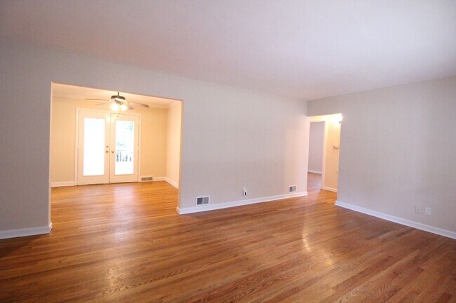 Building Photo - 3 Bedroom 1 Bath Home In Mission Kansas
