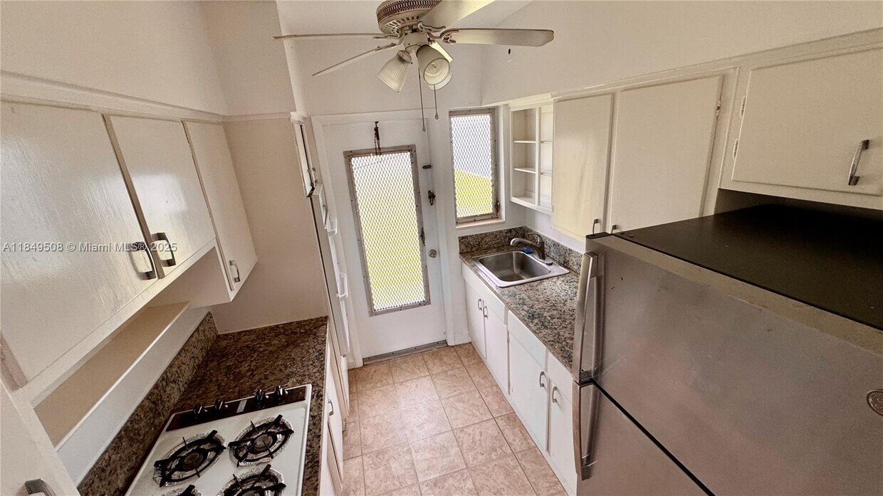 Foto principal - 7921 East Dr