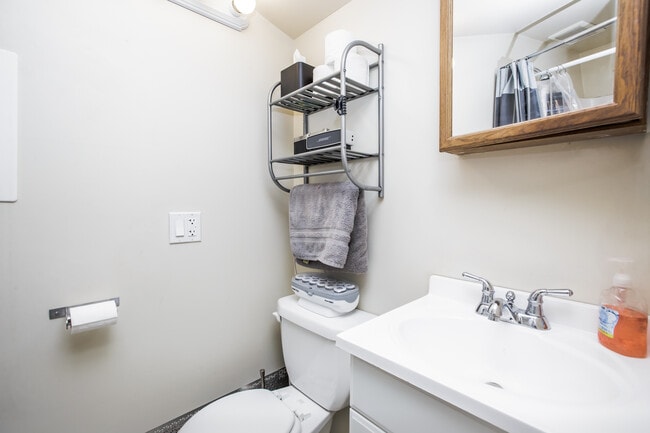 Building Photo - RARE studio in Bucktown that always rents quickly! Free Laundry! Included Internet!