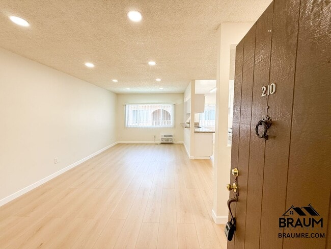 Building Photo - 5461 Kester Ave