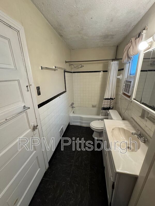 Building Photo - 5434 Baywood St