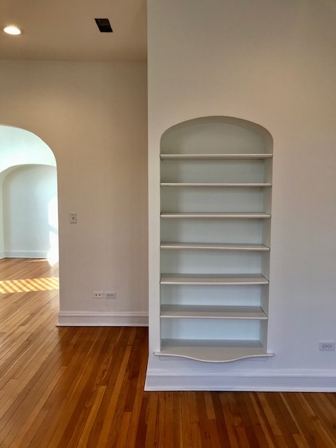 LR built-in - 5304 N Clark St