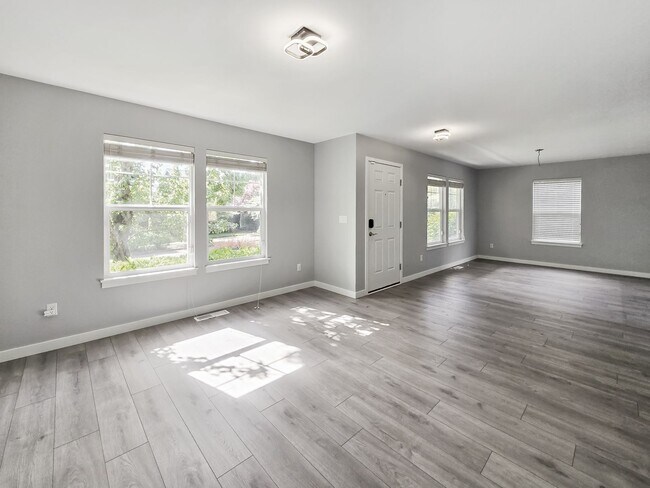Building Photo - Spacious Remodeled 3BR Home Across from Ro...