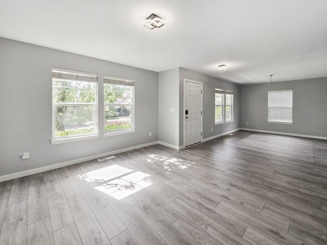 Foto del edificio - Spacious Remodeled 3BR Home Across from Ro...
