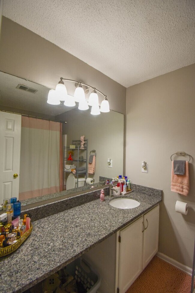Foto del edificio - Coming Soon: 3 Bedroom 2 Bathroom- No Pets