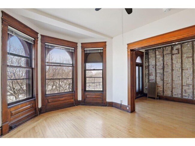 Building Photo - 629 E Franklin Ave