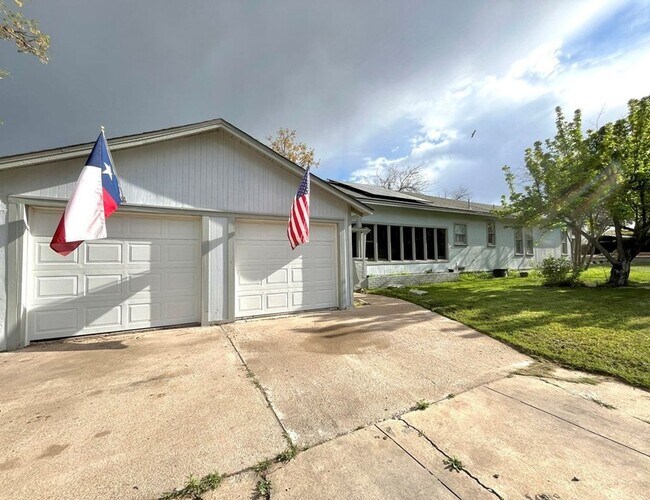 Foto del edificio - Stunning 3 bedroom, 2 bath home (*Property can be rented separately*) AVAILABLE NOW!