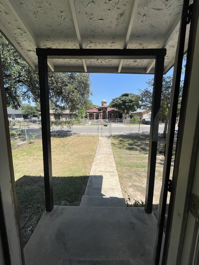 Building Photo - 3618 W Travis St