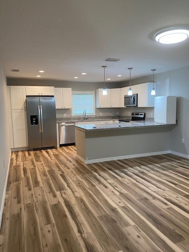 Building Photo - Perfect for roomates