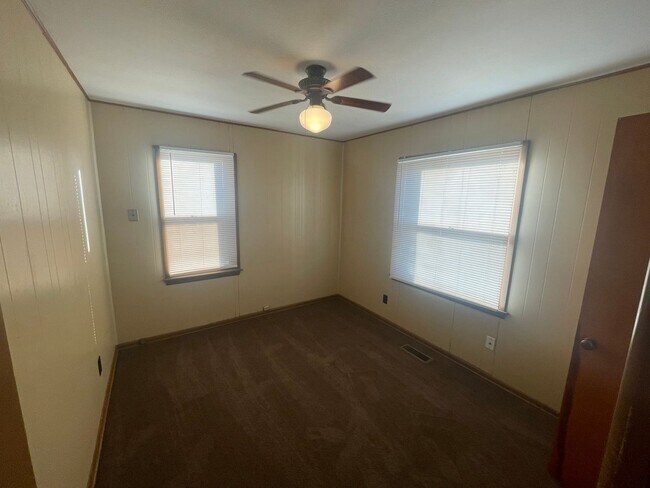 Foto del edificio - 4 bed 1 bath, with extra large utility are...