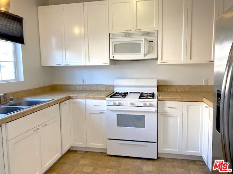 Building Photo - 5248 Satsuma Ave