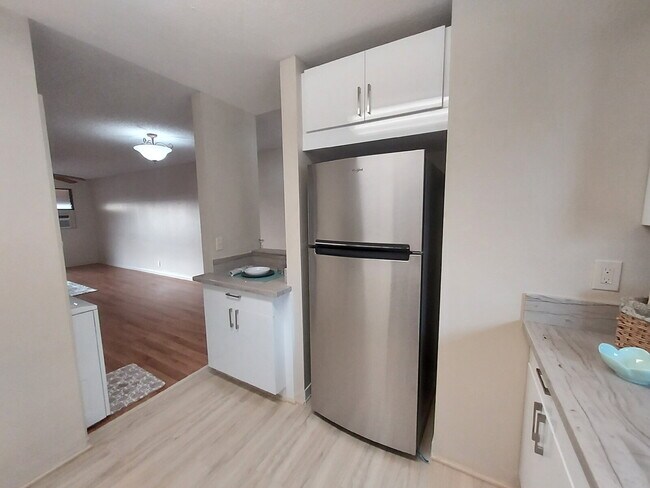 Foto del edificio - Renovated 2br/1ba/2pkg 3rd Fl Townhome