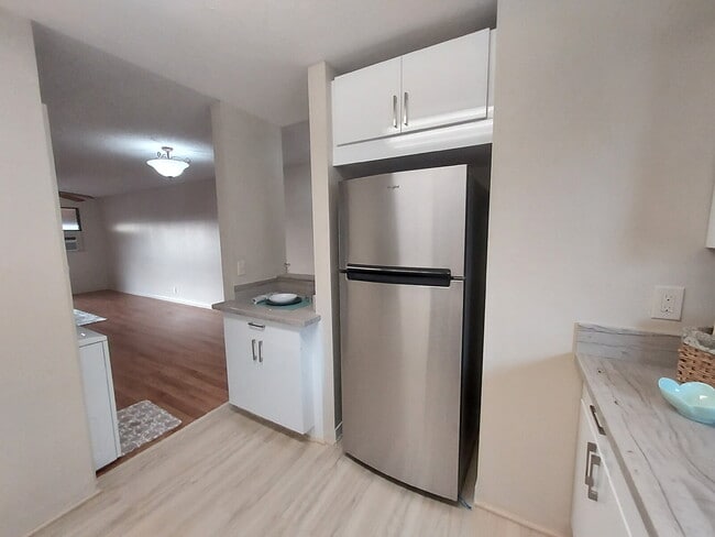 Building Photo - Renovated 2br/1ba/2pkg 3rd Fl Townhome