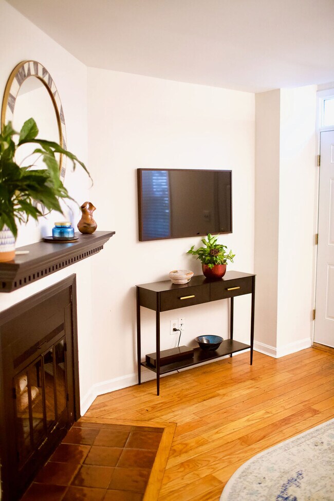 Building Photo - 604 14th Pl NE