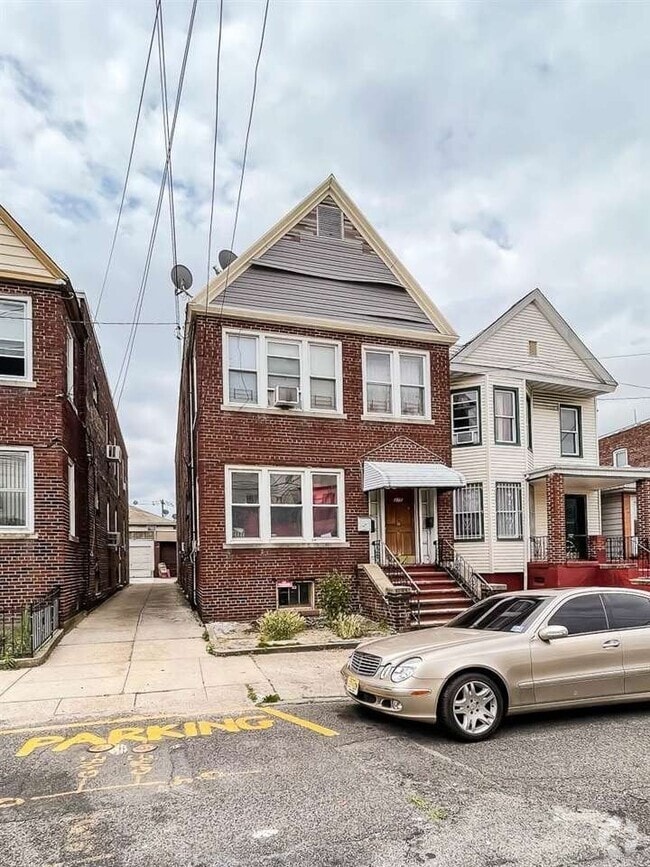 Building Photo - 275 Linden Ave