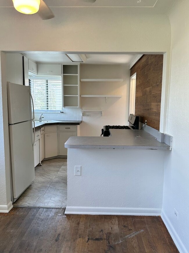 Building Photo - Awesome ranch style home 2bed+2offices 2ba...