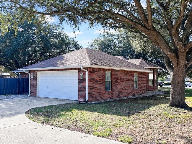 Foto del edificio - Stately Red-Brick Corner Lot Home in Seguin, TX
