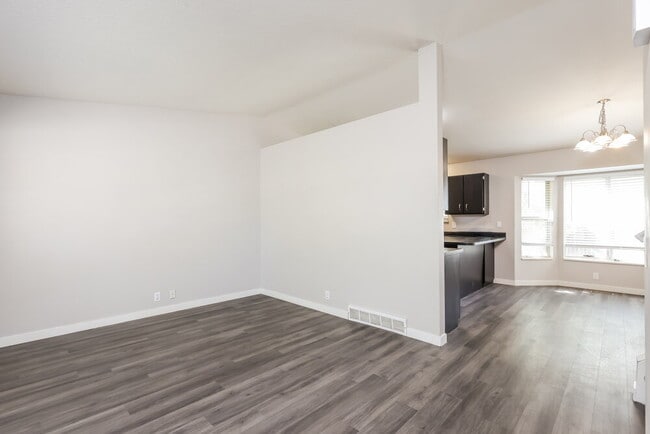Foto del edificio - 5902 Woodview Dr