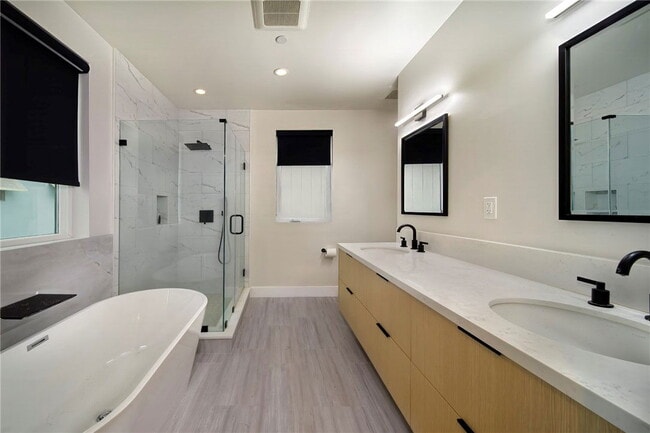 Foto del edificio - 603 1/2 Iris Ave Apt #B, Corona Del Mar, CA 92625 - 2 BR 3 BA condo