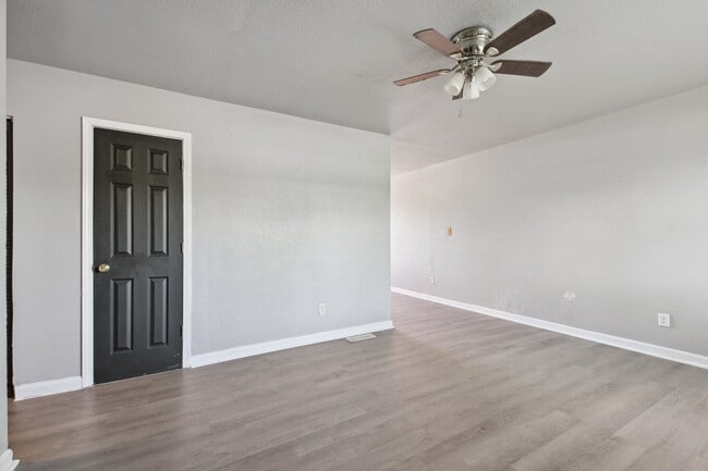 Building Photo - 1604 Parklane Dr