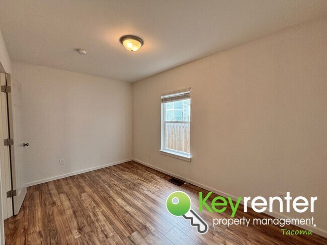Building Photo - Modern 3-Bedroom, 2-Bath Downstairs Duplex...