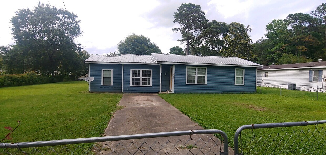 Primary Photo - 8009 Louise Ln