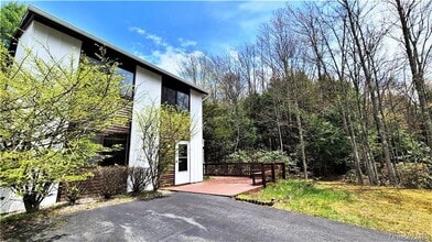 Building Photo - 52 Medallion Rd