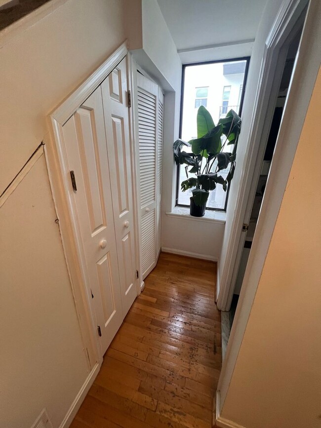 Building Photo - Two-Level Kalorama Condo with Washer/Dryer...