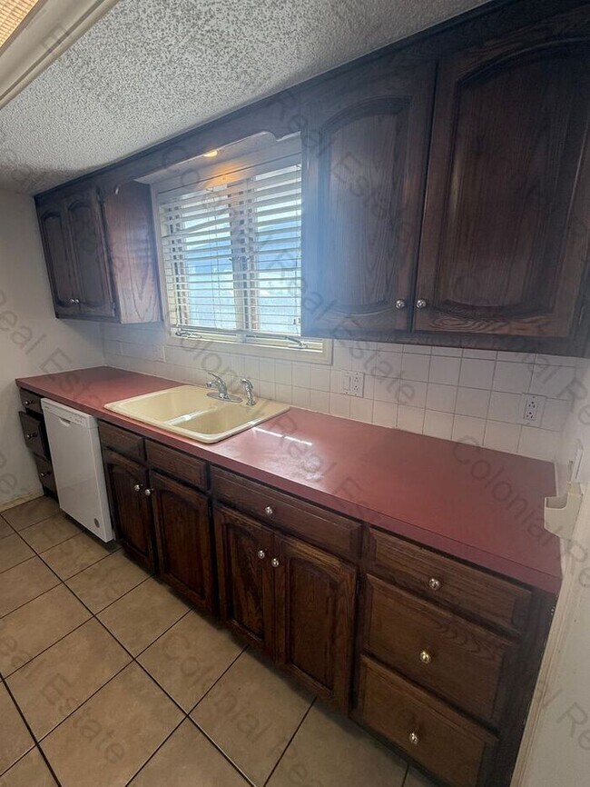 Building Photo - Spacious 2 bedroom 2 bathroom apartment, equipped with central heat and air, appliances, washer/d...