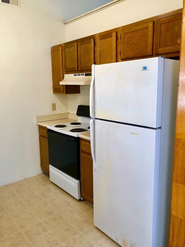 Building Photo - Incredibly Spacious 4 BR House w/ Bonus Ro...