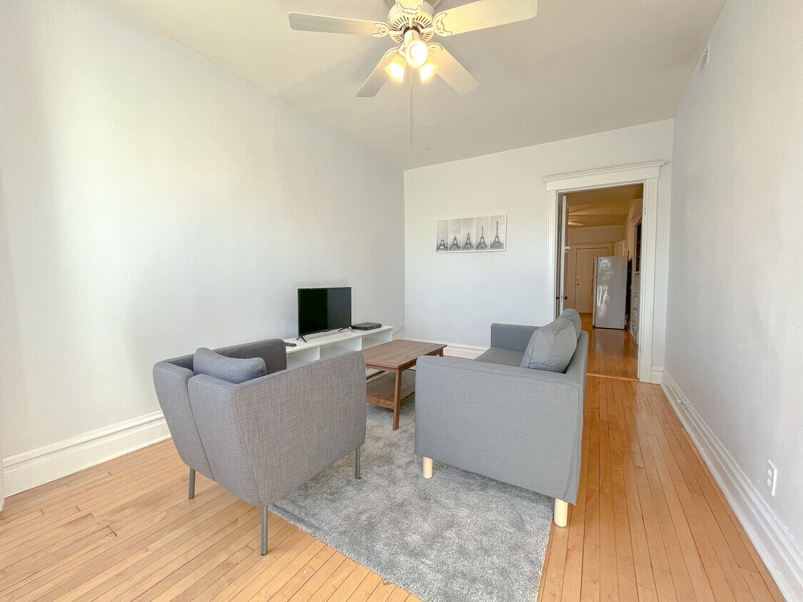 Primary Photo - 2442 N Ashland Ave