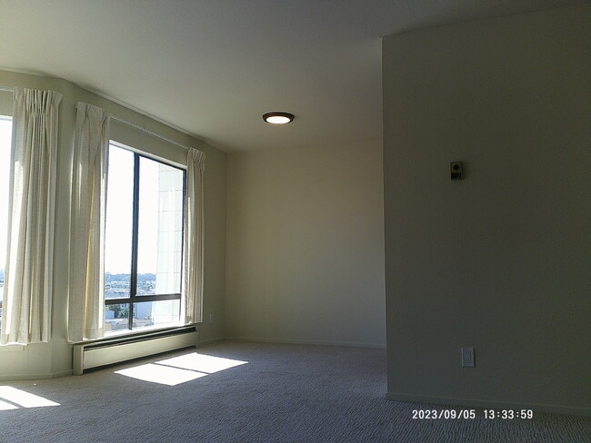 Dining Area - 395 Euclid Ave