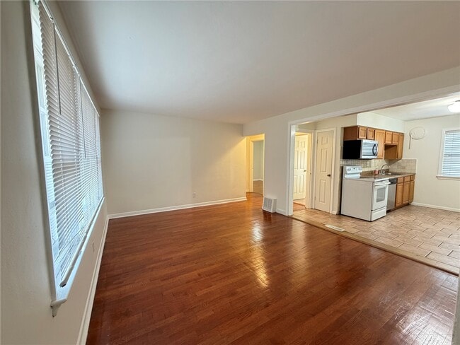 Building Photo - 854 Loekes Dr