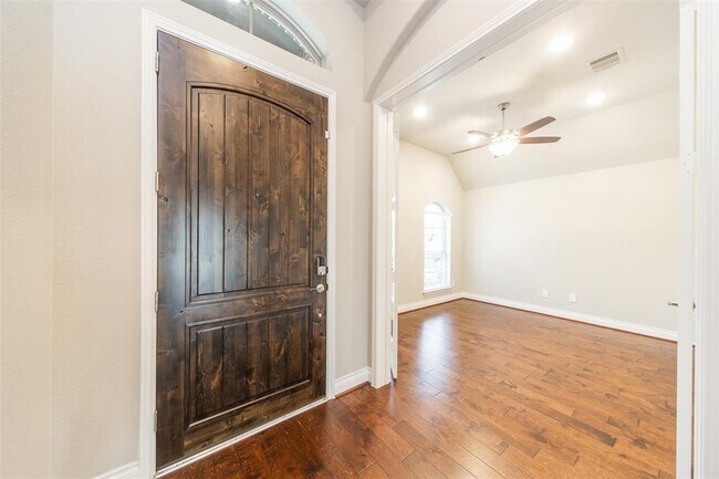 Building Photo - 3830 Lake Falls Dr